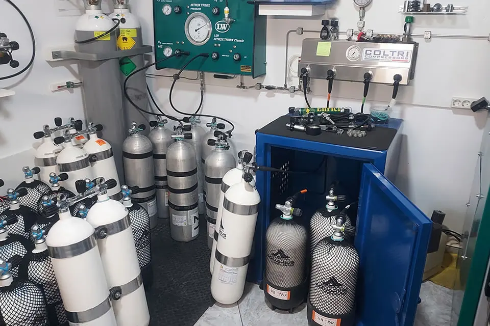 air, nitrox and trimix scuba tank refills